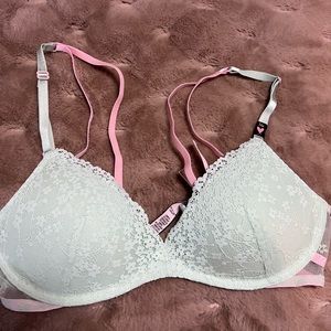 Brand New Victoria secret tshirt bra. Size 32B. Cute lace details.